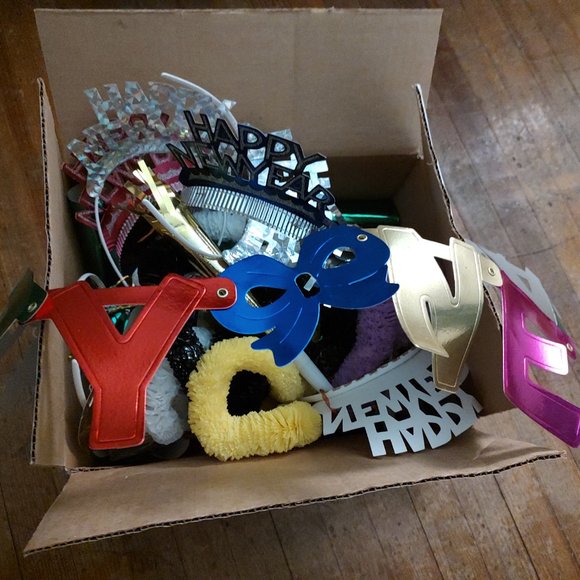 Medium box of New Years Eve party favors - Picture 3 of 3